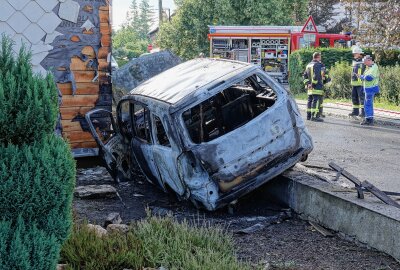 Feuer nach Kollision: Opel kracht gegen Hausfassade und geht in Flammen auf - Am Donnerstagfrüh kam es zu einem Verkehrsunfall, bei dem ein Auto in Flammen aufging und die Fassade eines Hauses beschädigte. Foto: Roland Halkasch