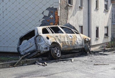 Feuer nach Kollision: Opel kracht gegen Hausfassade und geht in Flammen auf - Am Donnerstagfrüh kam es zu einem Verkehrsunfall, bei dem ein Auto in Flammen aufging und die Fassade eines Hauses beschädigte. Foto: Roland Halkasch