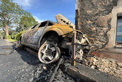 Feuer nach Kollision: Opel kracht gegen Hausfassade und geht in Flammen auf - Am Donnerstagfrüh kam es zu einem Verkehrsunfall, bei dem ein Auto in Flammen aufging und die Fassade eines Hauses beschädigte. Foto: Roland Halkasch