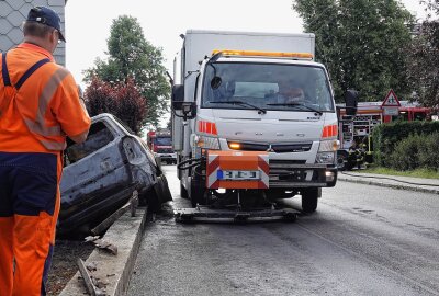 Feuer nach Kollision: Opel kracht gegen Hausfassade und geht in Flammen auf - Am Donnerstagfrüh kam es zu einem Verkehrsunfall, bei dem ein Auto in Flammen aufging und die Fassade eines Hauses beschädigte. Foto: Roland Halkasch