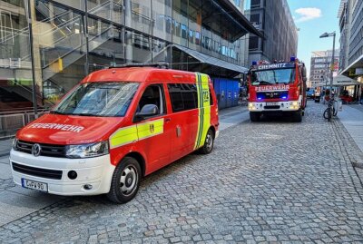 Feueralarm in Chemnitzer Kaufhaus: Kunden und Angestellte evakuiert! - Gegen 16.10 Uhr wurde im Parkhaus im Galeria Kaufhos ein Handdruckmelder/ Feueralarm eingeschlagen. Foto: Harry Härtel