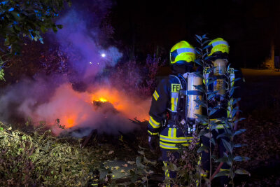 Feuerschein in Lößnitz: Anwohner alarmieren Feuerwehr - Kurz nach 23 Uhr wurde ein Brand in einer alten, zusammengebrochenen Laube gemeldet.