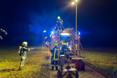 Feuerschein in Lößnitz: Anwohner alarmieren Feuerwehr - Dank schnellem Handeln der Anwohner und der Feuerwehr konnte der Brand innerhalb von 30 Minuten erfolgreich gelöscht werden.