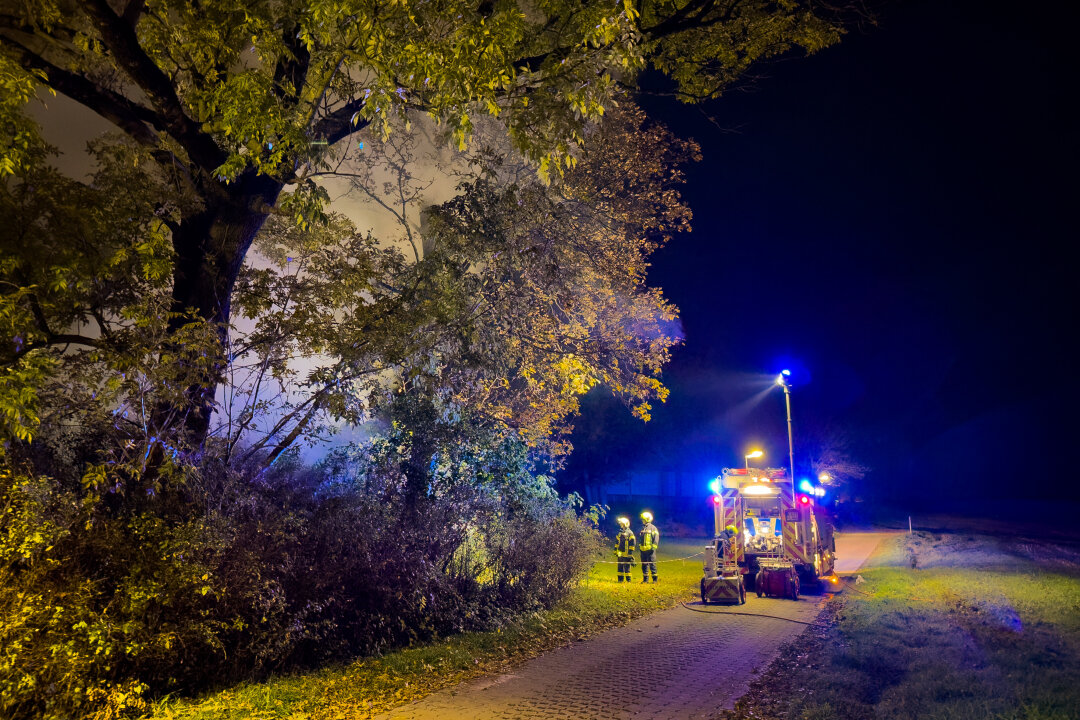 Feuerschein in Lößnitz: Anwohner alarmieren Feuerwehr - Kurz nach 23 Uhr wurde ein Brand in einer alten, zusammengebrochenen Laube gemeldet.