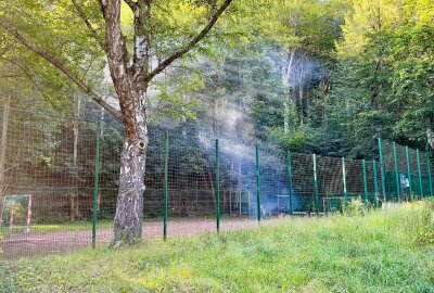 Feuerwehr Aue im Einsatz: Verdacht der Brandstiftung auf Bolzplatz - In Aue bemerkte ein Anwohner einen brennenden Eimer. Foto: Daniel Unger