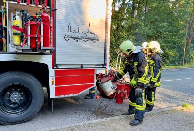 Feuerwehr Aue im Einsatz: Verdacht der Brandstiftung auf Bolzplatz - In Aue bemerkte ein Anwohner einen brennenden Eimer. Foto: Daniel Unger