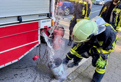 Feuerwehr Aue im Einsatz: Verdacht der Brandstiftung auf Bolzplatz - In Aue bemerkte ein Anwohner einen brennenden Eimer. Foto: Daniel Unger