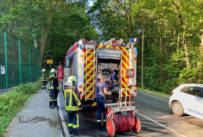 Feuerwehr Aue im Einsatz: Verdacht der Brandstiftung auf Bolzplatz - In Aue bemerkte ein Anwohner einen brennenden Eimer. Foto: Daniel Unger