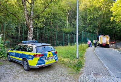 Feuerwehr Aue im Einsatz: Verdacht der Brandstiftung auf Bolzplatz - In Aue bemerkte ein Anwohner einen brennenden Eimer. Foto: Daniel Unger