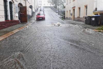 Feuerwehr bei Starkregen und Sturm im Dauereinsatz: Wasserchaos in Annaberg - Am Nachmittag kam es zu starkem Regen in Annaberg-Buchholz. Foto: Bernd März