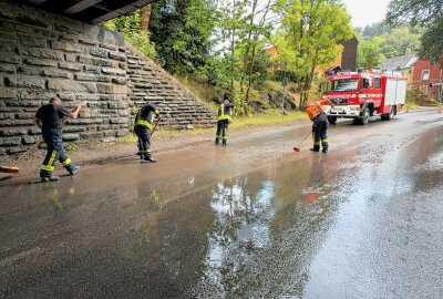 Feuerwehr bei Starkregen und Sturm im Dauereinsatz: Wasserchaos in Annaberg - Auf der B101 in Annaberg-Buchholz in Höhe des Abzweiges nach Frohnau lief eine Unterführung voll mit Wasser. Foto: André März