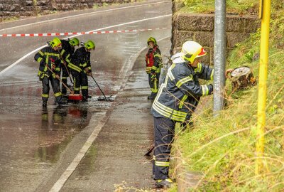 Feuerwehr bei Starkregen und Sturm im Dauereinsatz: Wasserchaos in Annaberg - Kameraden der Feuerwehr kamen hier zum Einsatz um den Gully von Geröll zu befreien. Foto: André März