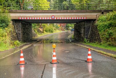 Feuerwehr bei Starkregen und Sturm im Dauereinsatz: Wasserchaos in Annaberg - Auf der B101 in Annaberg-Buchholz in Höhe des Abzweiges nach Frohnau lief eine Unterführung voll mit Wasser. Foto: André März