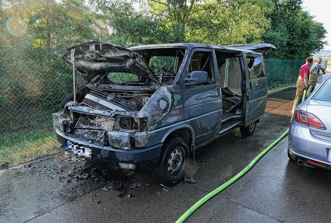 Feuerwehr-Einsatz auf der B6: Kleinbus fängt Feuer und brennt komplett aus - Ein PKW geriet lichterloh in Brand. Foto: Roland Halkasch