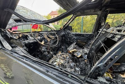 Feuerwehr-Einsatz auf der B6: Kleinbus fängt Feuer und brennt komplett aus - Ein PKW geriet lichterloh in Brand. Foto: Roland Halkasch