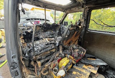 Feuerwehr-Einsatz auf der B6: Kleinbus fängt Feuer und brennt komplett aus - Ein PKW geriet lichterloh in Brand. Foto: Roland Halkasch