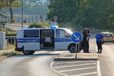 Feuerwehr-Einsatz auf der B6: Kleinbus fängt Feuer und brennt komplett aus - Ein PKW geriet lichterloh in Brand. Foto: Roland Halkasch