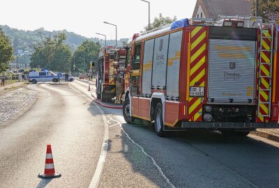 Feuerwehr-Einsatz auf der B6: Kleinbus fängt Feuer und brennt komplett aus - Ein PKW geriet lichterloh in Brand. Foto: Roland Halkasch