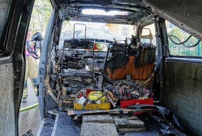 Feuerwehr-Einsatz auf der B6: Kleinbus fängt Feuer und brennt komplett aus - Ein PKW geriet lichterloh in Brand. Foto: Roland Halkasch