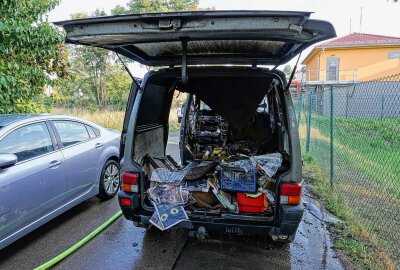 Feuerwehr-Einsatz auf der B6: Kleinbus fängt Feuer und brennt komplett aus - Ein PKW geriet lichterloh in Brand. Foto: Roland Halkasch