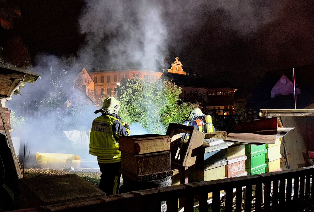 Feuerwehr-Einsatz im Erzgebirge: Anwohner bemerkt starke Rauchentwicklung - Am Dienstagabend kam es gegen 19.30 Uhr in Lauter zu einem Brand. Foto: Daniel Unger