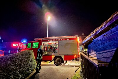 Feuerwehr-Einsatz im Erzgebirge: Anwohner bemerkt starke Rauchentwicklung - Nach Eintreffen der Einsatzkräfte begann die Suche nach dem Feuer. Foto: Daniel Unger