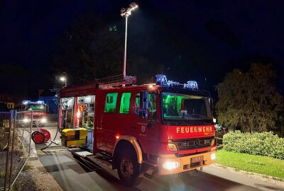 Feuerwehr-Einsatz im Erzgebirge: Anwohner bemerkt starke Rauchentwicklung - Eine Straße weiter hinten entfernt, brannte in einem Garten eine unbeaufsichtigte Feuertonne. Foto: Daniel Unger