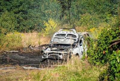 Feuerwehr im Einsatz: PKW brennt vollständig aus -  Die Feuerwehr baute eine Wasserversorgung auf und begann sofort mit der Brandbekämpfung mittels Wasser. Foto: xcitepress/BrLau