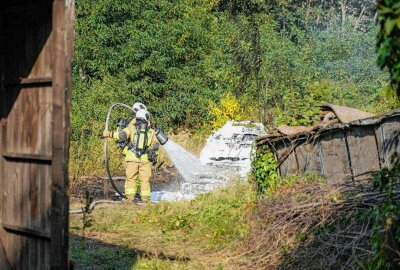 Feuerwehr im Einsatz: PKW brennt vollständig aus - Die aber Feuerwehr baute eine Wasserversorgung auf und begann sofort mit der Brandbekämpfung mittels Wasser. Foto: xcitepress/BrLau