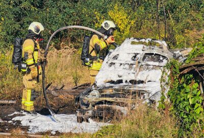 Feuerwehr im Einsatz: PKW brennt vollständig aus - Die aber Feuerwehr baute eine Wasserversorgung auf und begann sofort mit der Brandbekämpfung mittels Wasser. Foto: xcitepress/BrLau