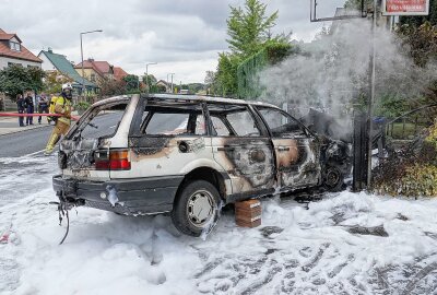 Feuerwehr im Einsatz: PKW geht während Fahrt in Flammen auf - Der Fahrer konnte sich in Sicherheit bringen. Foto: Roland Halkasch