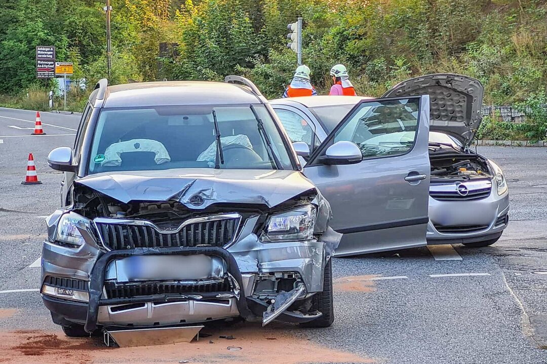 Feuerwehr im Einsatz: Schwerer Unfall zwischen zwei Autos an Kreuzung - Am Donnerstagnachmittag kam es kurz vor 18 Uhr zu einem schweren Verkehrsunfall in Goldbach. Foto: xcitepress