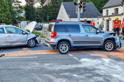 Feuerwehr im Einsatz: Schwerer Unfall zwischen zwei Autos an Kreuzung - Die Feuerwehr sicherte die Einsatzstelle und stellte den Brandschutz sicher, zudem wurden auslaufende Betriebsstoffe aufgenommen.. Foto: xcitepress