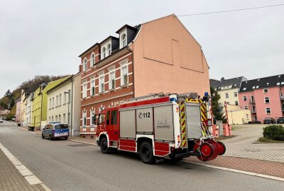 Feuerwehr im Einsatz: Wasserschaden in Aue - Am Nachmittag wurde die Feuerwehr Aue aufgrund eines Wasserschadens in einem Mehrfamilienhaus in der Auerhammer Straße gerufen. Foto: Daniel Unger