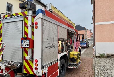 Feuerwehr im Einsatz: Wasserschaden in Aue - Am Nachmittag wurde die Feuerwehr Aue aufgrund eines Wasserschadens in einem Mehrfamilienhaus in der Auerhammer Straße gerufen. Foto: Daniel Unger