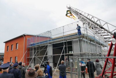 Feuerwehr im Erzgebirge freut sich auf ihr neues Domizil - Rund 70 Gäste erlebten den Richtspruch von Metallbauer Patrick Goth. Foto: Andreas Bauer