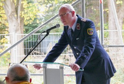 Feuerwehr im Erzgebirge freut sich auf ihr neues Domizil - Wehrleiter John Holley dankte allen beteiligten Firmen für die gute Kooperation. Foto: Andreas Bauer