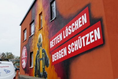 Feuerwehr im Erzgebirge freut sich auf ihr neues Domizil - Die Stirnseite wurde mit einem Bild gestaltet. Foto: Andreas Bauer