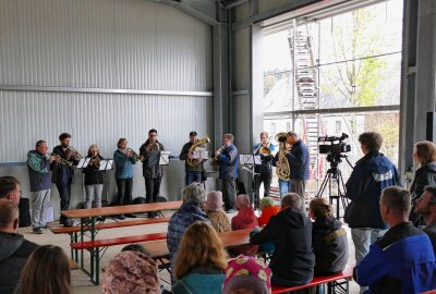 Feuerwehr im Erzgebirge freut sich auf ihr neues Domizil - Zum Richtfest spielte auch der Krumhermersdorfer Posaunenchor. Foto: Andreas Bauer