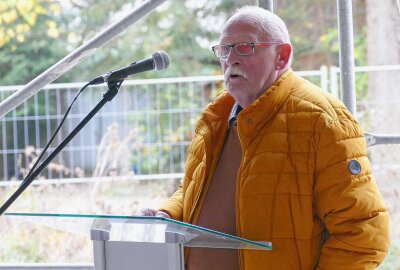 Feuerwehr im Erzgebirge freut sich auf ihr neues Domizil - Zschopaus stellvertretender Oberbürgermeister Jürgen Hetzner richtete auch einige Worte an das Publikum. Foto: Andreas Bauer