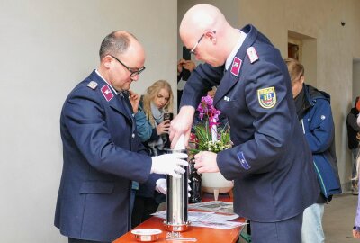 Feuerwehr im Erzgebirge freut sich auf ihr neues Domizil - Die Zeitkapsel wurde gefüllt und wenig später im Boden der Fahrzeughalle installiert. Foto: Andreas Bauer