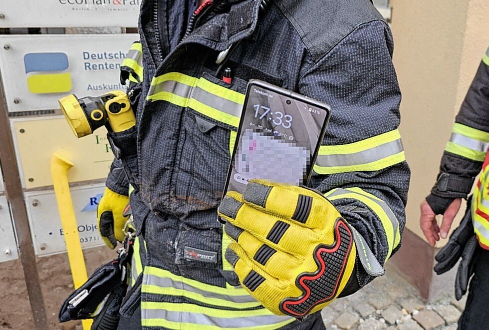 Feuerwehr muss Schacht in Chemnitz öffnen: Gestohlenes Handy in Kabelschacht geortet - Das Handy konnte in einem Kabelschacht geortet werden. Foto: Harry Härtel