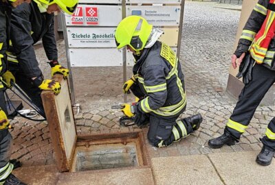 Feuerwehr muss Schacht in Chemnitz öffnen: Gestohlenes Handy in Kabelschacht geortet - Das Handy konnte in einem Kabelschacht geortet werden. Foto: Harry Härtel