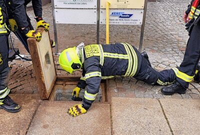 Feuerwehr muss Schacht in Chemnitz öffnen: Gestohlenes Handy in Kabelschacht geortet - Das Handy konnte in einem Kabelschacht geortet werden. Foto: Harry Härtel