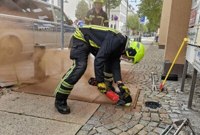 Feuerwehr muss Schacht in Chemnitz öffnen: Gestohlenes Handy in Kabelschacht geortet - Das Handy konnte in einem Kabelschacht geortet werden. Foto: Harry Härtel