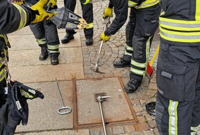 Feuerwehr muss Schacht in Chemnitz öffnen: Gestohlenes Handy in Kabelschacht geortet -  Die Sperrung der Geldkarten hatte die Besitzerin schon veranlasst.Foto: Harry Härtel