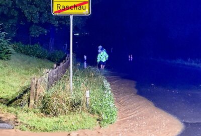 Feuerwehr Raschau erneut im Einsatz gegen Überschwemmungen - Überschwemmungen in Raschau. Foto: Daniel Unger