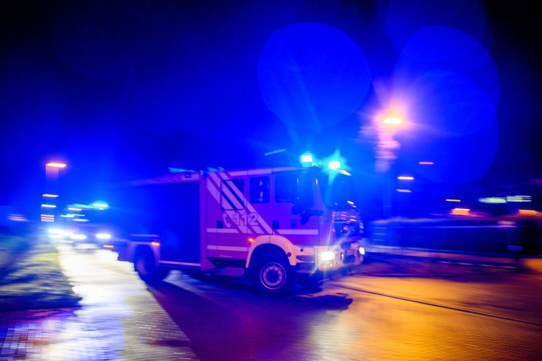 Feuerwehr rettet Mieter aus brennender Wohnung - Die Polizei ermittelt zur Brandursache. (Symbolbild)