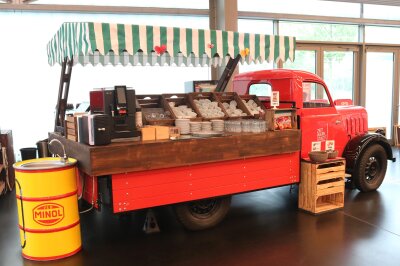 Feuerwehr rückt zum Kindertag  in der Zeitwerkstadt an - Standesgemäß:  Im  Gastronomiebereich  dient  ein Fahrzeug als   Theke. Foto: Knut Berger 