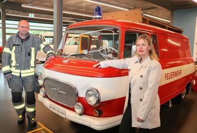 Feuerwehr rückt zum Kindertag  in der Zeitwerkstadt an - Franziska Bäßler von der Museumsleitung und der 2. Stellvertretende Stadtwehrleiter Ronny Hofmann. Foto: Knut Berger